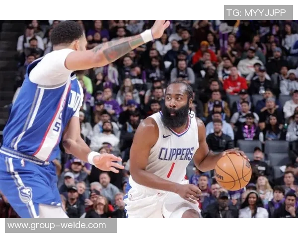 福克斯半场表现抢眼4投2中斩获13分2篮板2助攻罚球全中助力球队