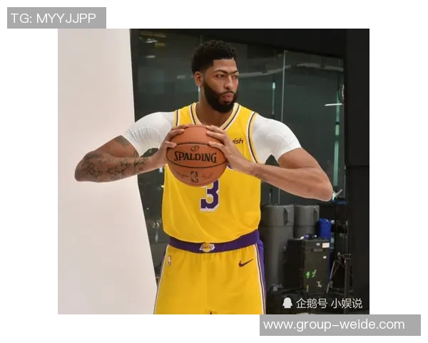 基德赞扬凯莱布马丁在防守和进攻中的出色表现与创造机会能力 基德赞扬凯莱布马丁在防守和进攻中的出色表现与创造机会能力